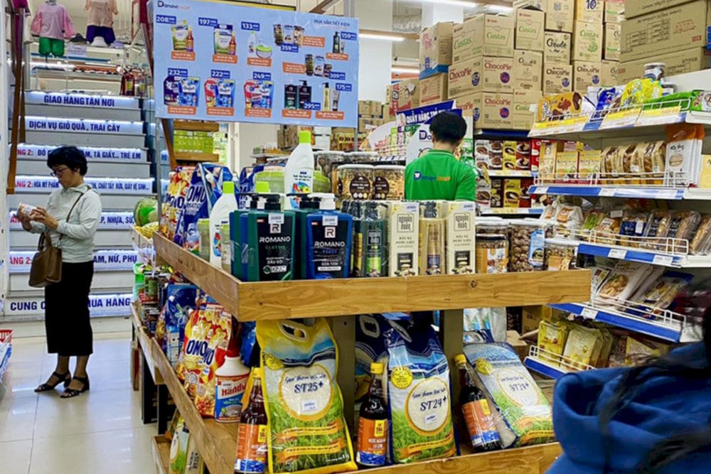 Shoppers can explore a wide selection of fresh food, household essentials, cosmetics, and detergents